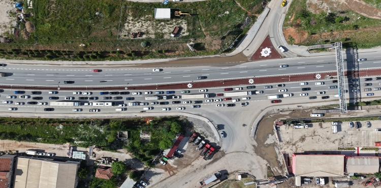 43 ilin geçiş noktasında bayram trafiği havadan görüntülendi Araçlar adım adım ilerledi?v=1