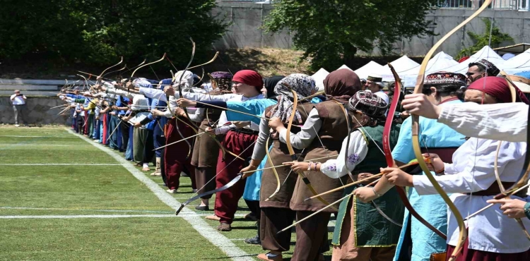 Tarihi Ok Meydanı’nda 490 sporcu şampiyonluk için ok atıyor